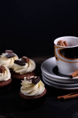 Çikolata, lezzetli ve tatlı cupcake vanilya krem ve yoğunlaştırılmış süt içinde,