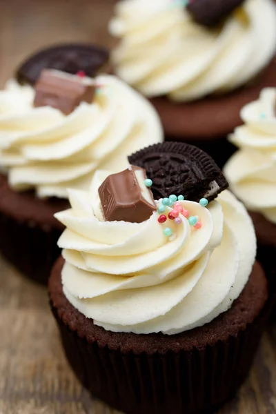 Chocolate Cupcake Saboroso Doce Com Creme Baunilha Leite Condensado Interior — Fotografia de Stock