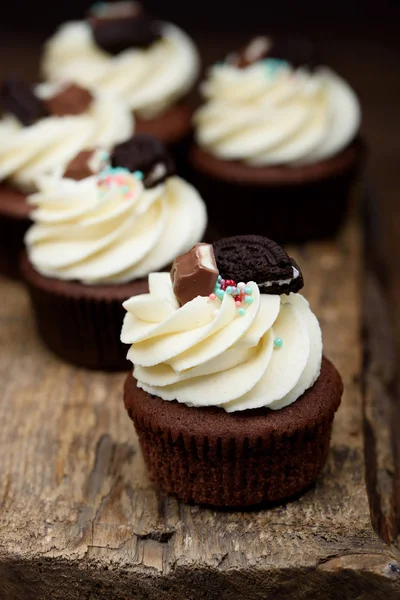 Cioccolato Gustoso Dolce Cupcake Con Crema Alla Vaniglia Latte Condensato — Foto Stock