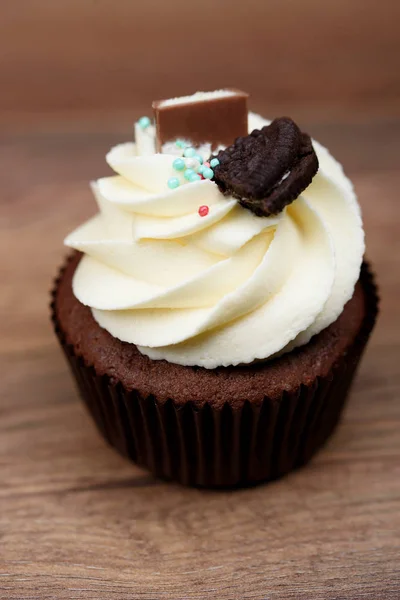 Cioccolato Gustoso Dolce Cupcake Con Crema Alla Vaniglia Latte Condensato — Foto Stock