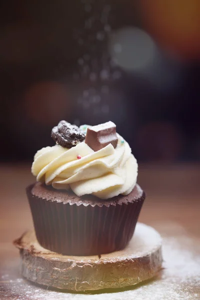 Cioccolato Gustoso Dolce Cupcake Con Crema Alla Vaniglia Latte Condensato — Foto Stock