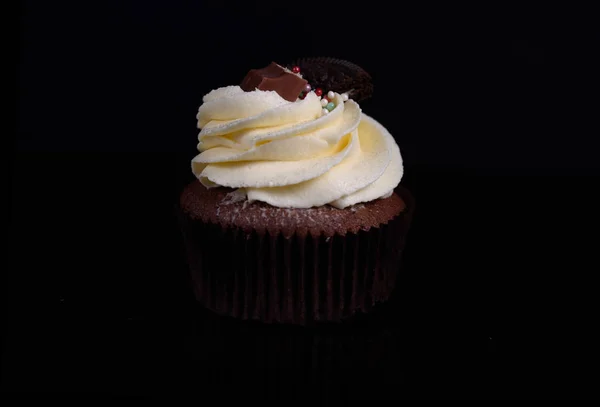Cioccolato Gustoso Dolce Cupcake Con Crema Alla Vaniglia Latte Condensato — Foto Stock