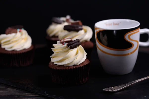 Chocolate Sabroso Dulce Cupcake Con Crema Vainilla Leche Condensada Interior —  Fotos de Stock