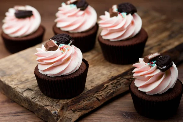 Chocolate Cupcake Saboroso Doce Com Creme Baunilha Leite Condensado Interior — Fotografia de Stock