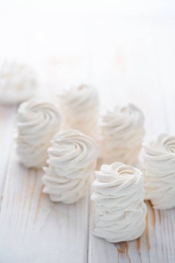 Işık, havadar tatlı, lokum. Lezzetli ve güzel kokulu Marshmallow.