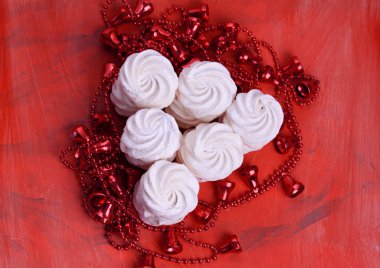 Marshmallows lezzetli ve güzel kokulu mercan bir arka plan üzerinde