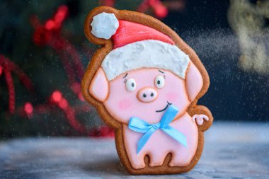 Tatlı ve lezzetli taklit pianniki. Gingerbread bir domuz şeklinde. 2019 domuz yılıdır.