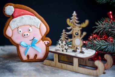 Tatlı ve lezzetli taklit pianniki. Gingerbread bir domuz şeklinde. 2019 domuz yılıdır.