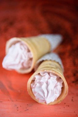 Lezzetli ve güzel beze dondurmalı pasta. Mercan arka plan, 2019 yılında moda renk.