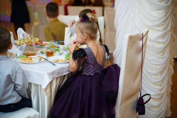 Hermosa Mesa Comedor Con Golosinas Comida Para Los Pequeños Huéspedes — Foto de Stock