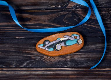 Gingerbread kayrak bir tahta üzerinde araba şeklinde