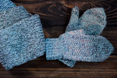 Ajur desen sıcak bir eşarp ile sıcak eldivenler.