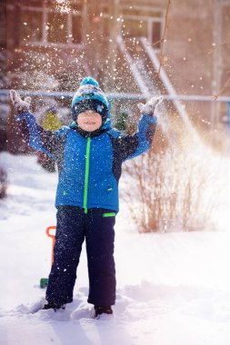 Kış oyunları, neşeli bir çocuk kar. Kışın kar. Hava durumu.