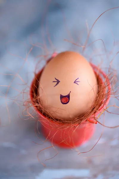 Пасхальные Яйца Разными Эмоциями Красивые Пасхальные Яйца Лицами Красном Ведре — стоковое фото