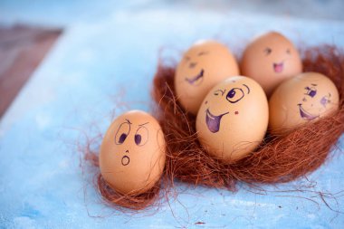 Paskalya yumurtaları mavi bir arka plan üzerinde komik küçük eşek. Yumurta farklı yüzleri. Duygular. Grims. Emoji.
