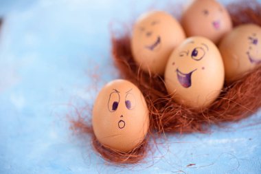 Paskalya yumurtaları mavi bir arka plan üzerinde komik küçük eşek. Yumurta farklı yüzleri. Duygular. Grims. Emoji.