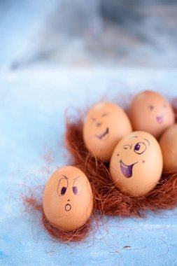 Paskalya yumurtaları mavi bir arka plan üzerinde komik küçük eşek. Yumurta farklı yüzleri. Duygular. Grims. Emoji.