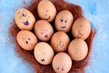 Paskalya yumurtaları mavi bir arka plan üzerinde komik küçük eşek. Yumurta farklı yüzleri. Duygular. Grims. Emoji.