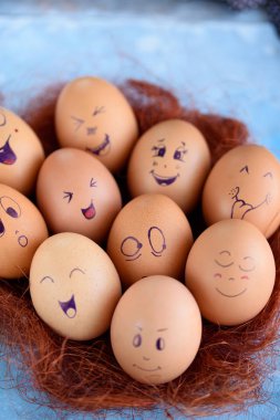 Paskalya yumurtaları mavi bir arka plan üzerinde komik küçük eşek. Yumurta farklı yüzleri. Duygular. Grims. Emoji.