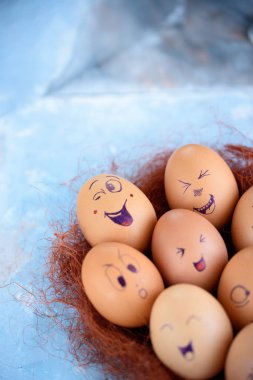 Paskalya yumurtaları mavi bir arka plan üzerinde komik küçük eşek. Yumurta farklı yüzleri. Duygular. Grims. Emoji.
