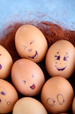 Paskalya yumurtaları mavi bir arka plan üzerinde komik küçük eşek. Yumurta farklı yüzleri. Duygular. Grims. Emoji.