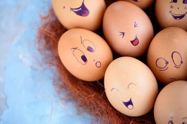 Rolig Liten Åsna Påskägg Blå Bakgrund Olika Ansikten Äggen Känslor — Stockfoto