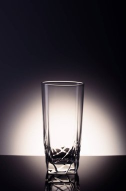 Serin ve lezzetli içecek limoncello. Limonlu kokteyl.