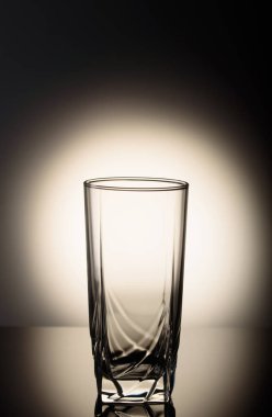 Serin ve lezzetli içecek limoncello. Limonlu kokteyl.