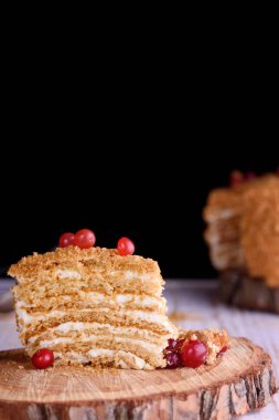 Ekşi krema ve çilek ile lezzetli ve çok güzel tatlım pasta. Karanlık anahtar ve bal pasta.