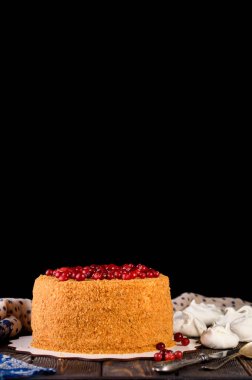 Ekşi krema ve çilek ile lezzetli ve çok güzel tatlım pasta. Karanlık anahtar ve bal pasta.