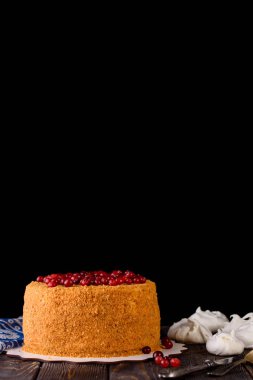 Ekşi krema ve çilek ile lezzetli ve çok güzel tatlım pasta. Karanlık anahtar ve bal pasta.