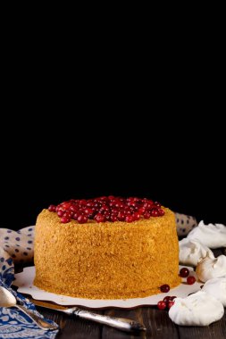 Ekşi krema ve çilek ile lezzetli ve çok güzel tatlım pasta. Karanlık anahtar ve bal pasta.