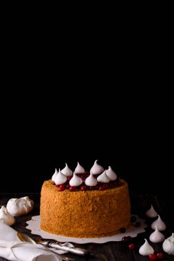 Ekşi krema ve çilek ile lezzetli ve çok güzel tatlım pasta. Karanlık anahtar ve bal pasta.