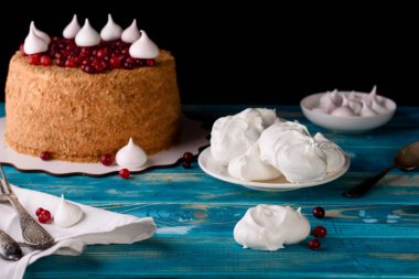 Ekşi krema ve çilek ile lezzetli ve çok güzel tatlım pasta. Karanlık anahtar ve bal pasta.