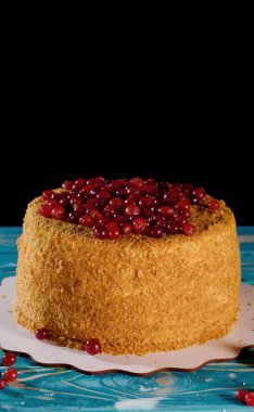 Ekşi krema ve çilek ile lezzetli ve çok güzel tatlım pasta. Karanlık anahtar ve bal pasta.