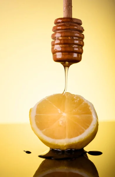 Rijpe Citroen Gegoten Met Heerlijke Honing Honing Druppels Citroen — Stockfoto