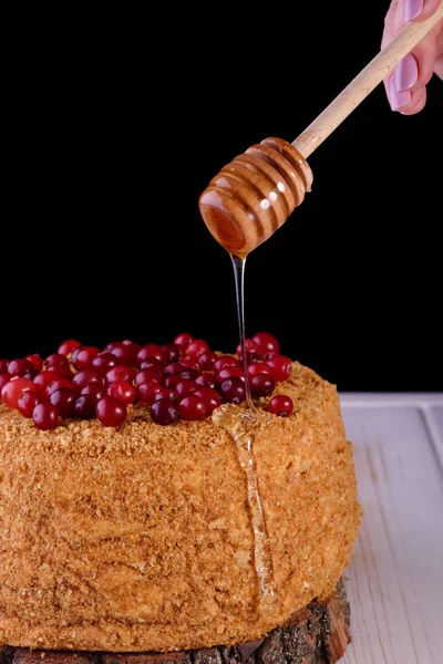 Heerlijk Zeer Mooie Honing Cake Met Zure Room Bessen Donkere — Stockfoto