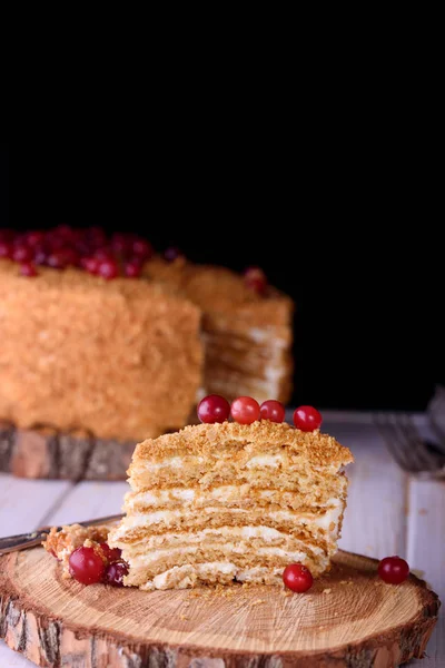 Delicioso Muy Hermoso Pastel Miel Con Crema Agria Bayas Llave — Foto de Stock