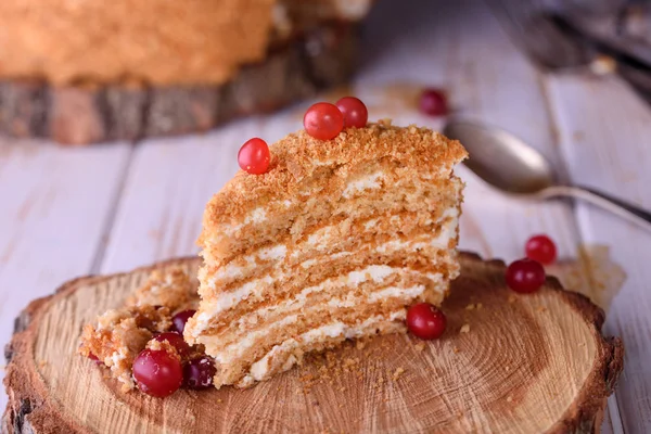 Ekşi krema ve çilek ile lezzetli ve çok güzel tatlım pasta. Karanlık anahtar ve bal pasta.