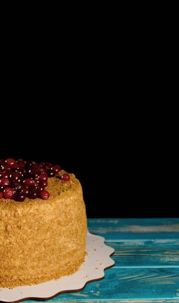 열매와 케이크 어두운 케이크 — 스톡 사진