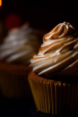 Limonlu kek protein krem ve karanlık bir anahtardaki güzel ışıklar ile