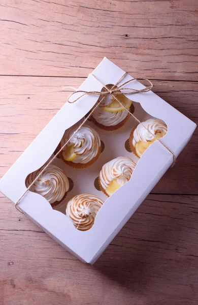 Muffins Limão Com Creme Proteína Luzes Bonitas Uma Chave Escura — Fotografia de Stock