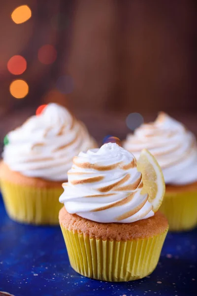 Muffin Limone Con Crema Proteica Belle Luci Chiave Scura — Foto Stock