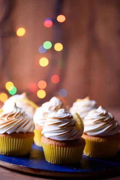 Λεμόνι Muffins Πρωτεΐνη Κρέμα Και Όμορφα Φώτα Ένα Σκοτεινό Κλειδί — Φωτογραφία Αρχείου