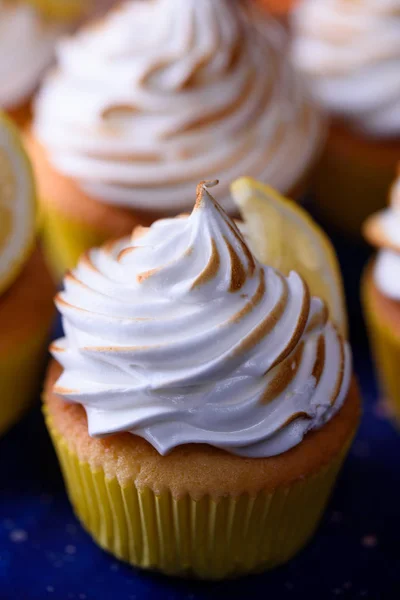 Magdalenas Limón Con Crema Proteínas Hermosas Luces Una Llave Oscura — Foto de Stock