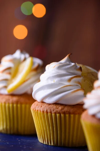 Muffin Limone Con Crema Proteica Belle Luci Chiave Scura — Foto Stock