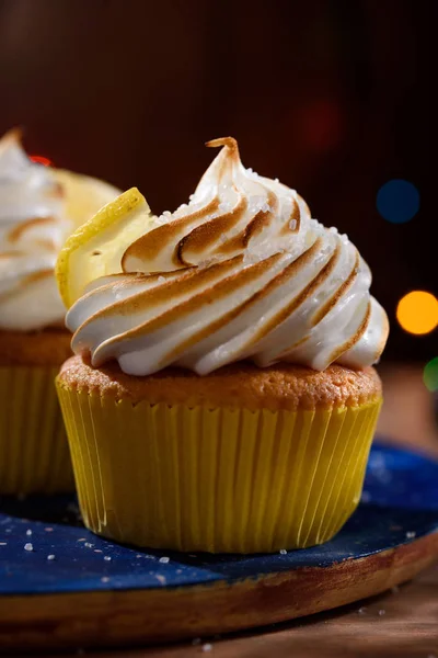 Muffin Limone Con Crema Proteica Belle Luci Chiave Scura — Foto Stock