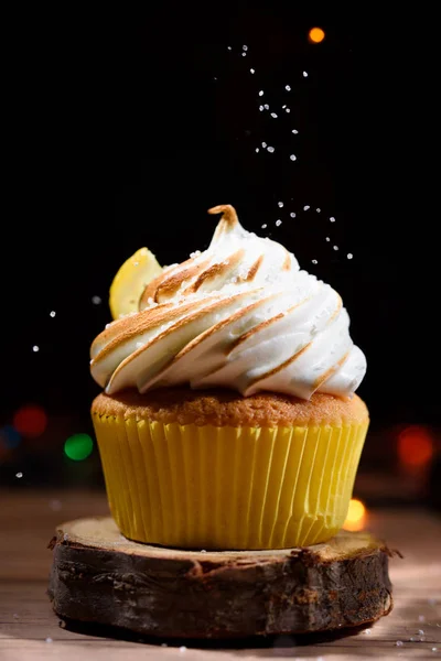 Muffin Limone Con Crema Proteica Belle Luci Chiave Scura — Foto Stock