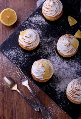 Limonlu kek protein toz şeker ve bal ile kayrak bir gemide krem ile