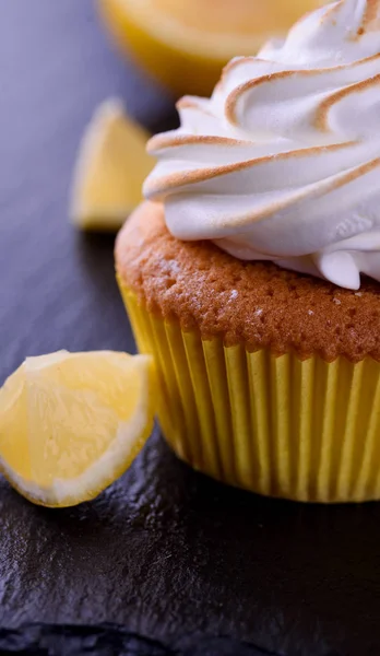 Muffin Limone Con Crema Proteica Una Lavagna Con Zucchero Velo — Foto Stock